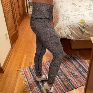 “Dottie Tribe Print” Lulu lemon leggings